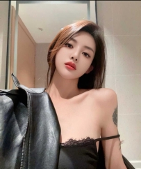 上海市徐汇区御姐头探双峰边打桩